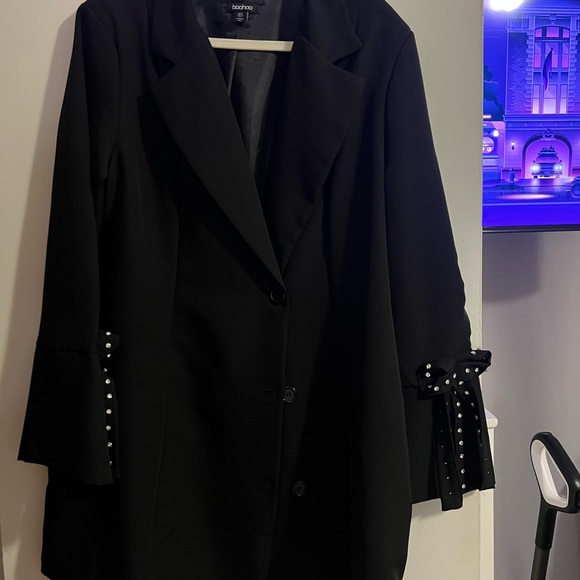 🔥Boohoo Black Blazer with Pearl Cuff Accents - Picture 4 of 11